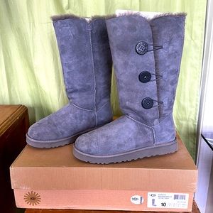 Ugg. Bailey button triplet. Grey. Never worn. New in box. Women’s. USA Size 10.